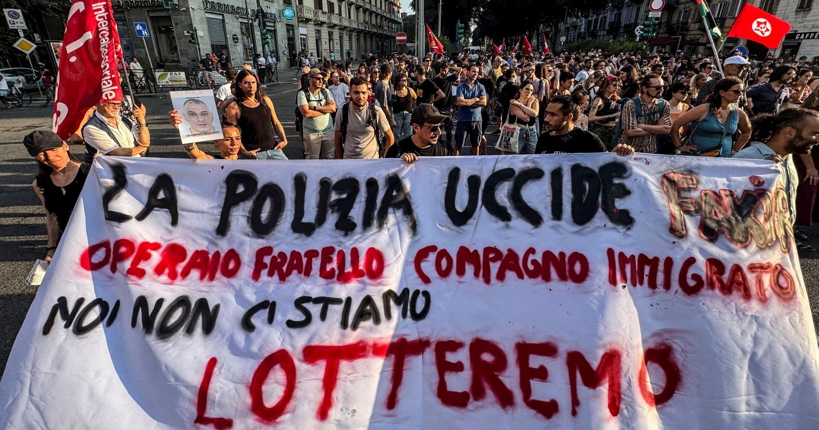 Menschedn protestieren in Bologna, Italien, nachdem ein Mann nach einem Polizeieinsatz verstorben ist