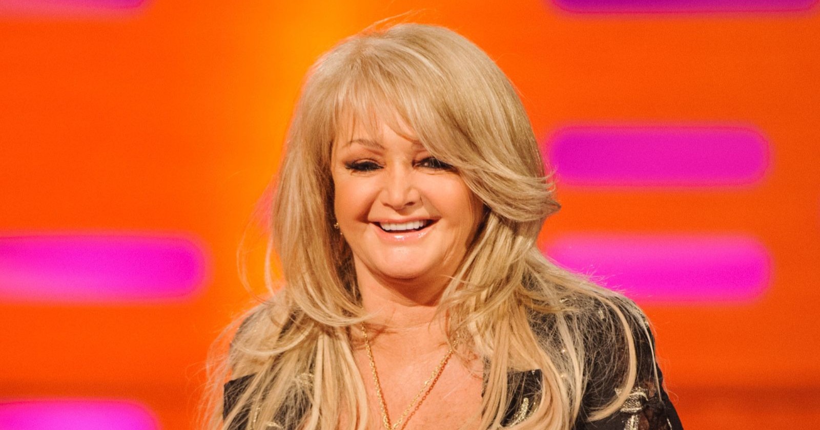 Bonnie Tyler lächelt während eines TV-Auftritts in die Kamera. Die Sängerin wurde mit Hits wie „Total Eclipse of the Heart“ und „It's a Heartache“ weltberühmt.
