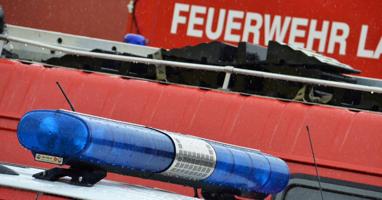 Feuerwehrfahrzeug mit Blaulicht bei Einsatz wegen Brand in Wattens in Tirol