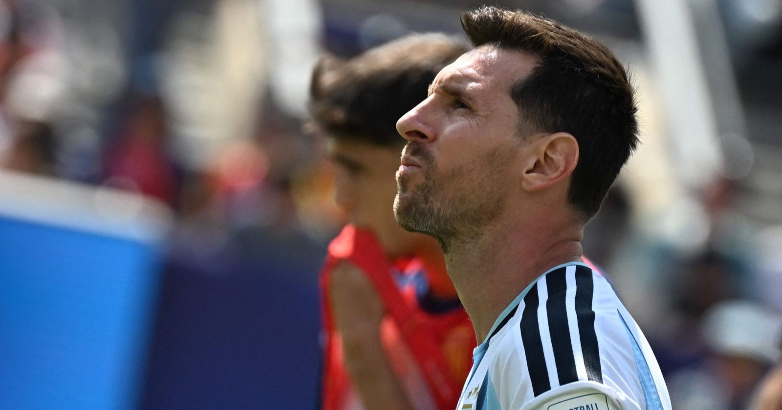 Lionel Messi blickt nach der Niederlage im WM-Finale gegen Spanien enttäuscht ins Stadion. Der Argentinien-Star steht nach dem Endspiel in der Kritik.