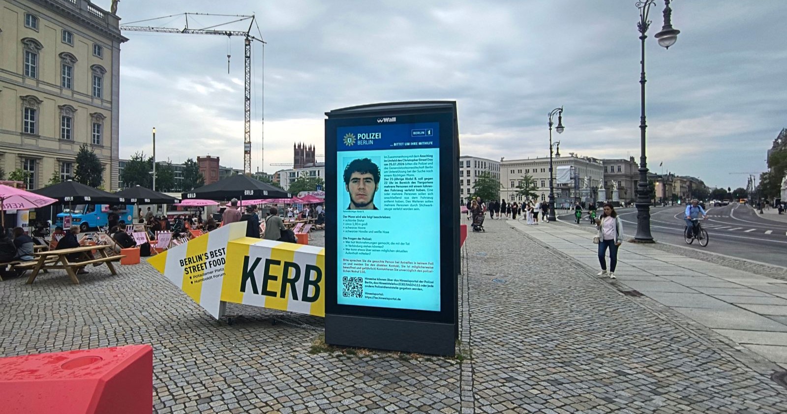 Fahndungsfoto auf einem öffentlichen Platz in Berlin.