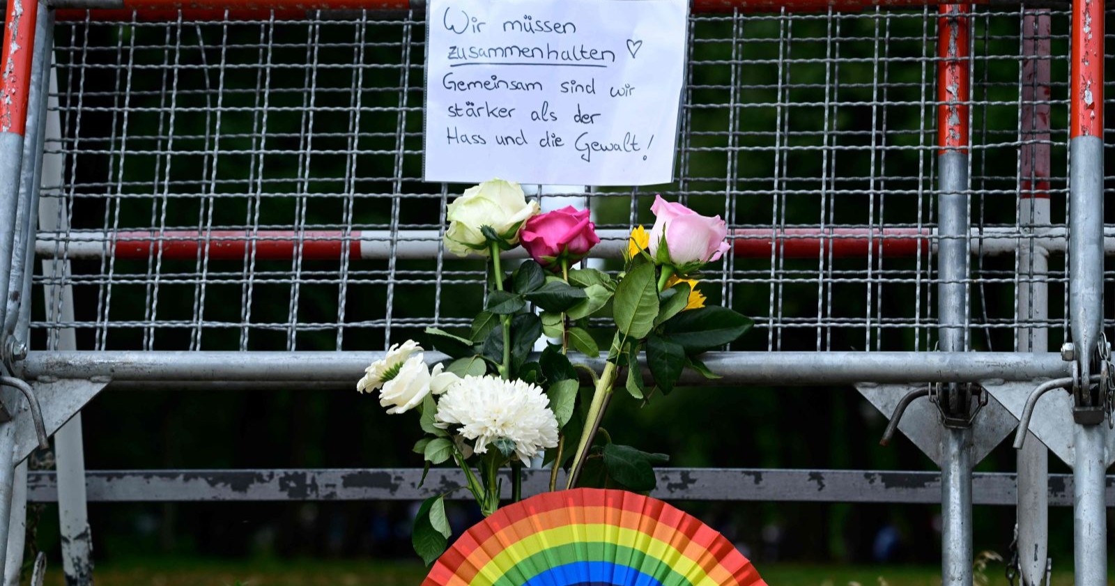 Regenbogensymbol an einem Gitter.