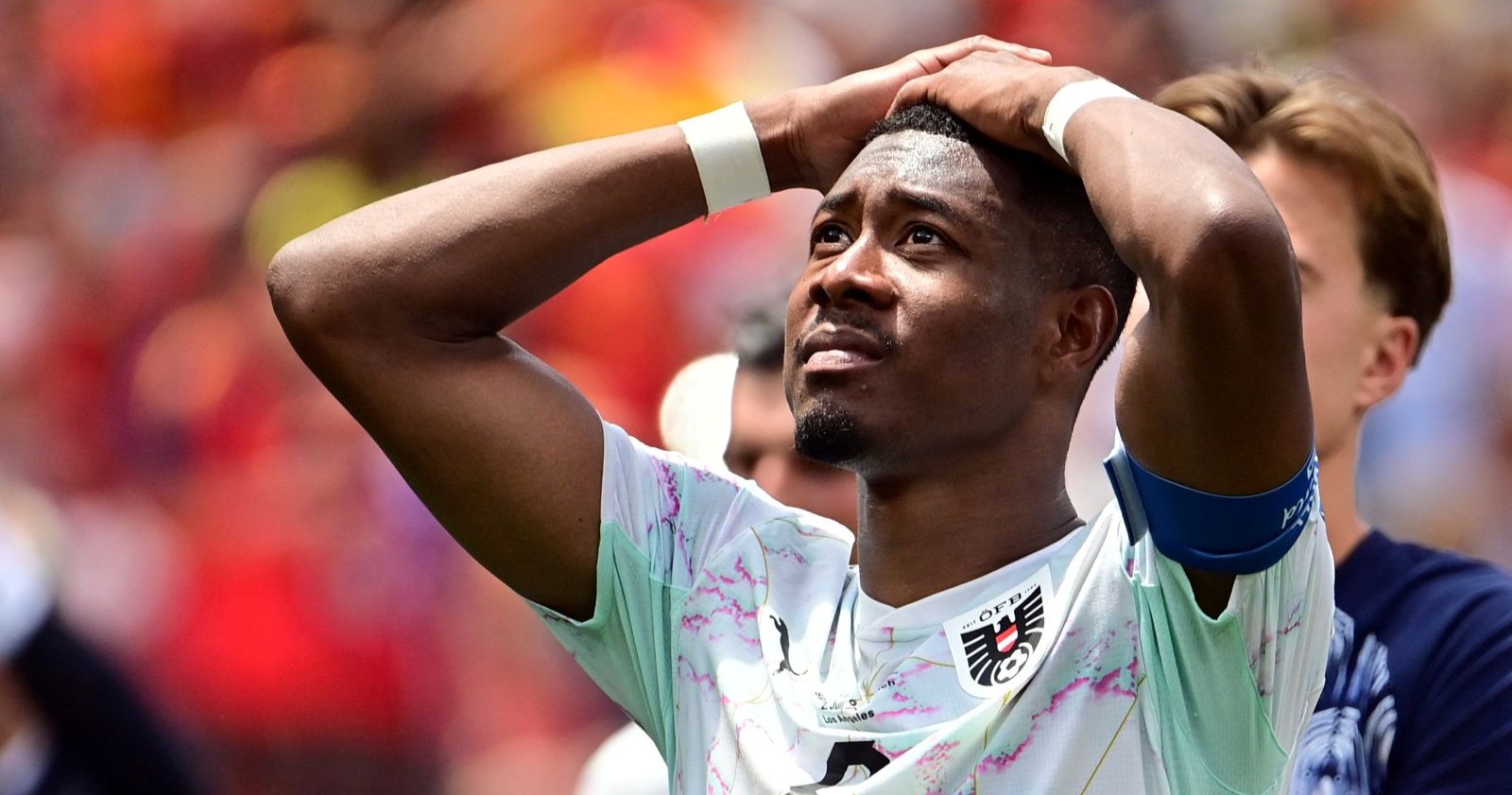 David Alaba reagiert nach dem WM-Aus Österreichs gegen Spanien sichtlich enttäuscht und schlägt nach der 0:3-Niederlage im WM-Sechzehntelfinale die Hände über dem Kopf zusammen.