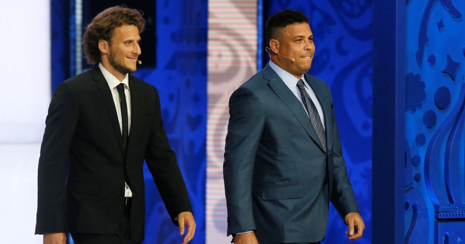 Diego Forlán und Ronaldo bei einer FIFA-Veranstaltung. Forlán übernimmt nach dem WM-Aus als neuer Nationaltrainer von Uruguay.