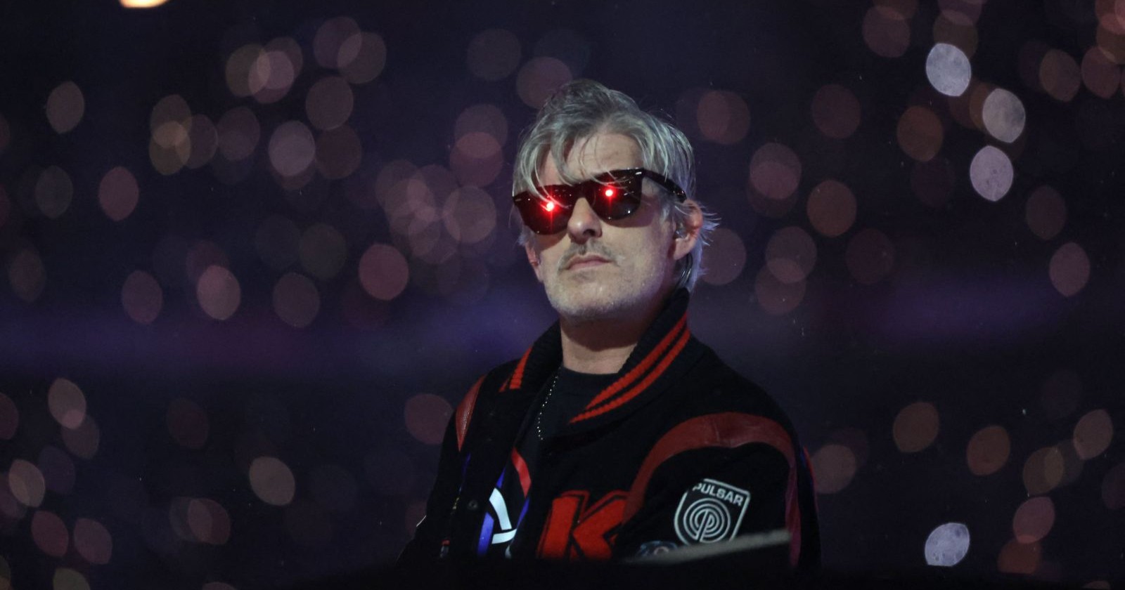 DJ Kavinsky bei einem Live-Auftritt am DJ-Pult in Paris