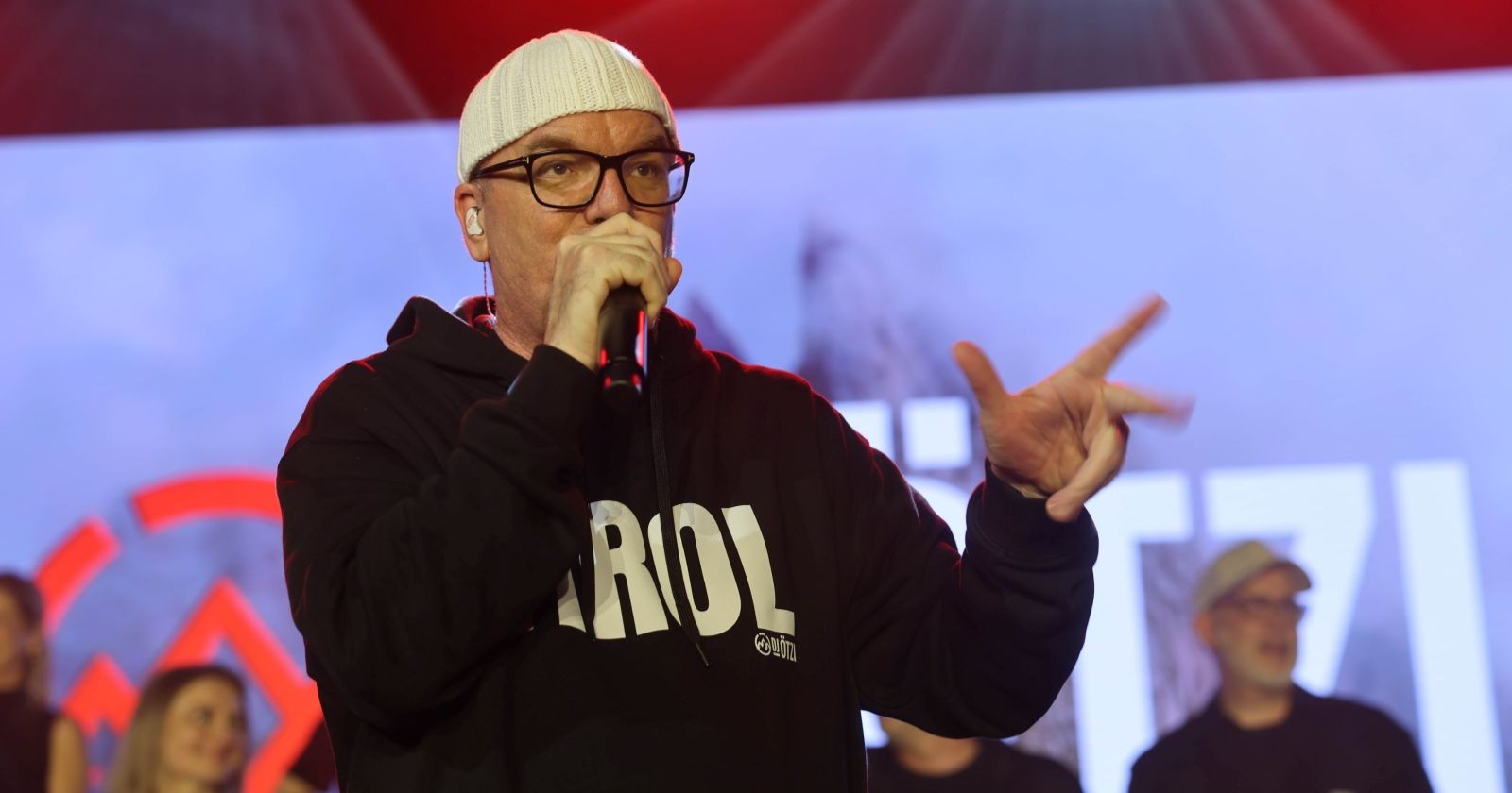 DJ Ötzi bei einem Live-Auftritt auf der Bühne. Der Sänger spricht offen über seine Nervosität und Angst vor jedem Konzert.