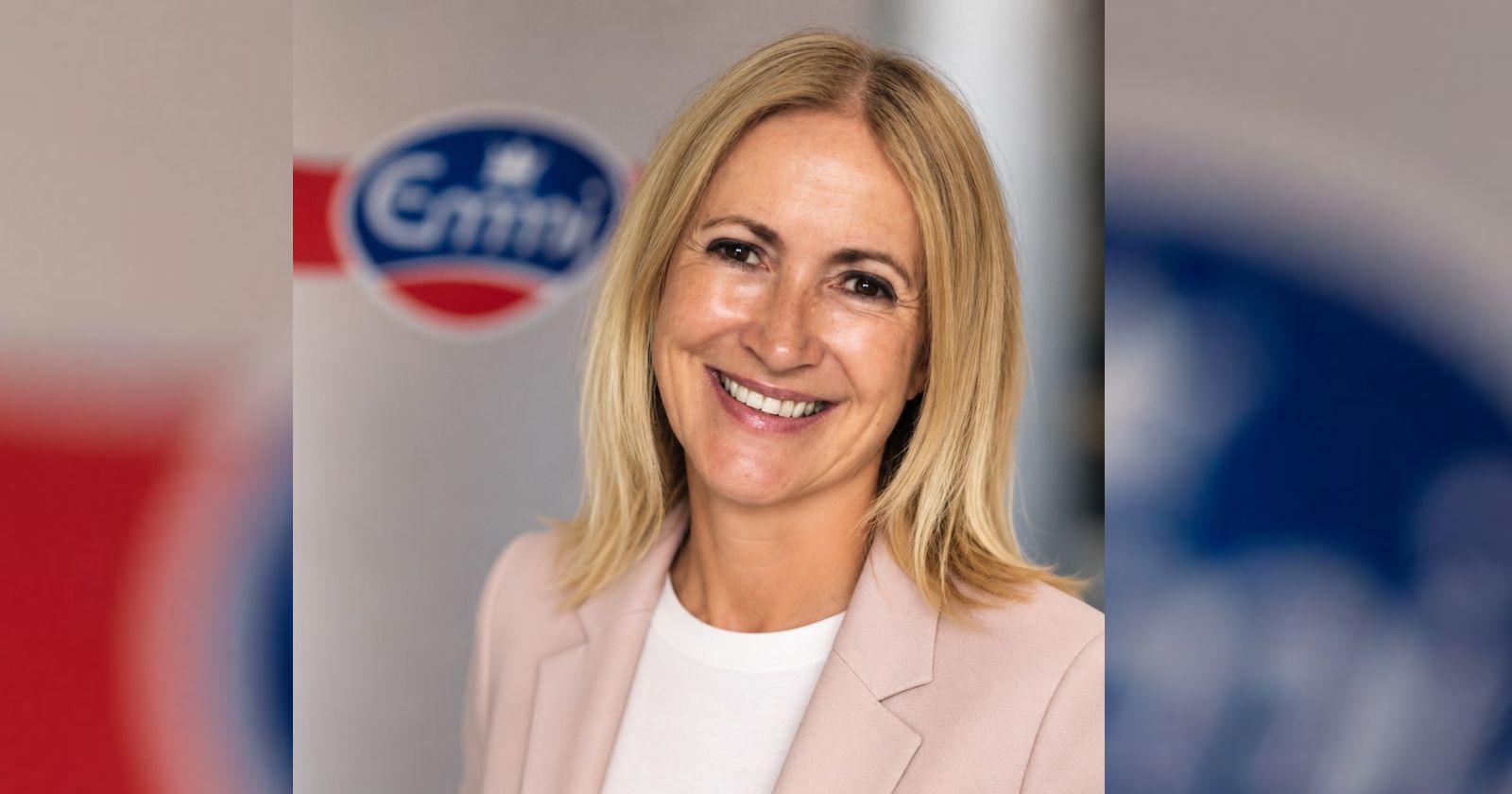 Porträtaufnahme von Claudia Memminger in einem modernen Bürogebäude