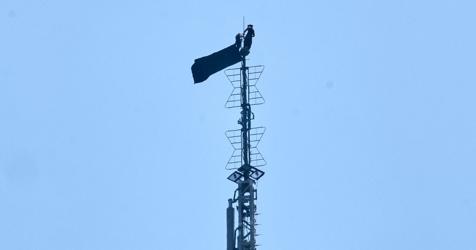 Empire State Building: Zwei Kletterer stehen auf der Antenne des berühmten Wolkenkratzers in New York und entrollen während ihrer spektakulären Verlobungsaktion ein Banner.