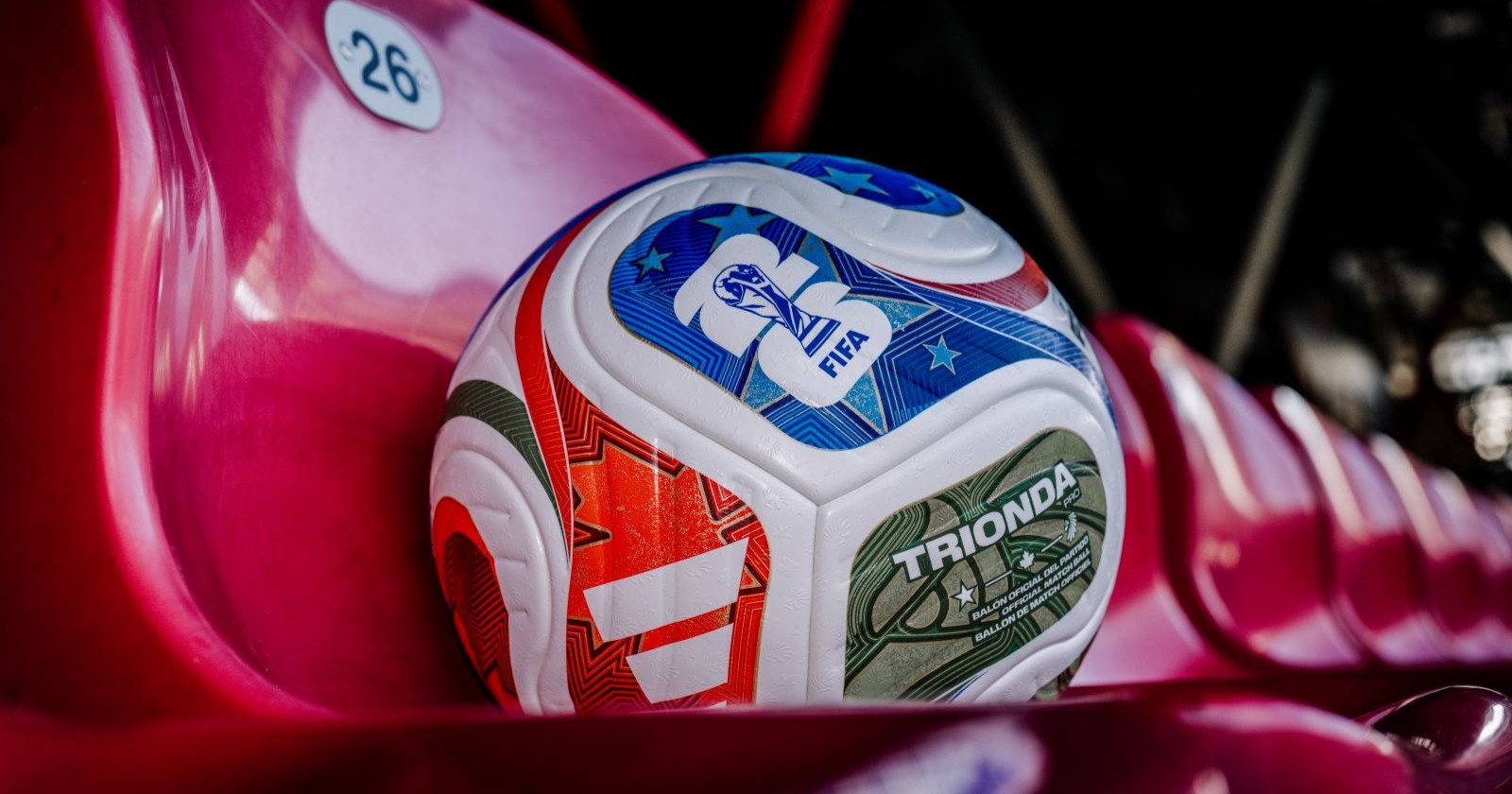 Der WM-Ball Trionda als Symbolbild für die Live-Übertragung des WM-Halbfinales zwischen England und Argentinien