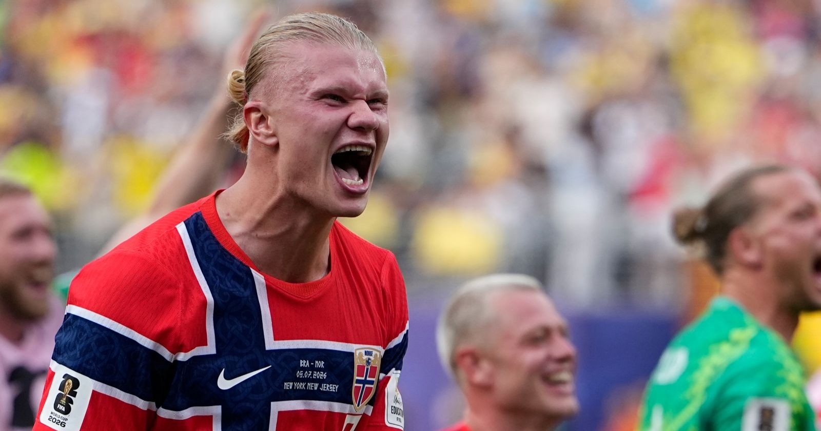 Erling Haaland jubelt nach seinem Doppelpack beim 2:1-Sieg Norwegens gegen Brasilien im WM-Achtelfinale der WM 2026 ausgelassen mit seinen Teamkollegen.