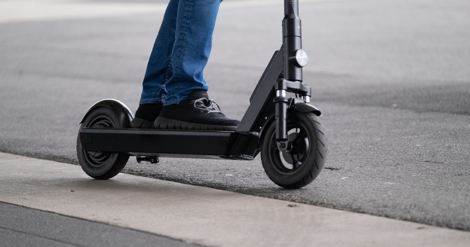 E-Tretroller: Zwei Jugendliche flüchteten mit E-Scootern vor einer Polizeikontrolle.