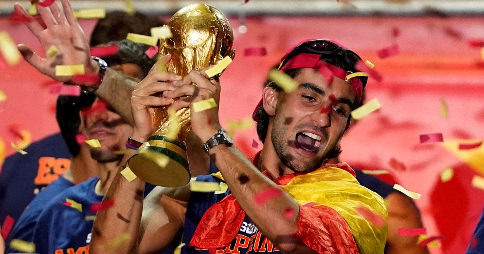 Ferran Torres feiert mit dem WM-Pokal den WM-Sieg Spaniens. Der Nationalspieler stand zuletzt wegen eines zerstörten Wandgemäldes in Barcelona im Fokus.