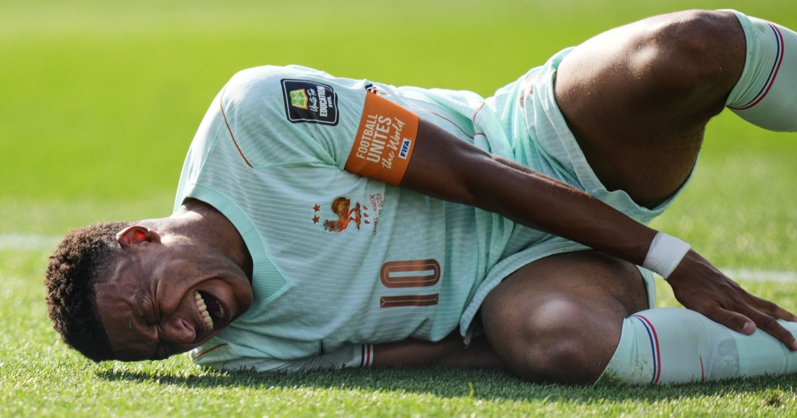 Kylian Mbappé verletzt am Boden beim Spiel Frankreich Marokko bei der WM 2026 mit Schmerzen am Knöchel