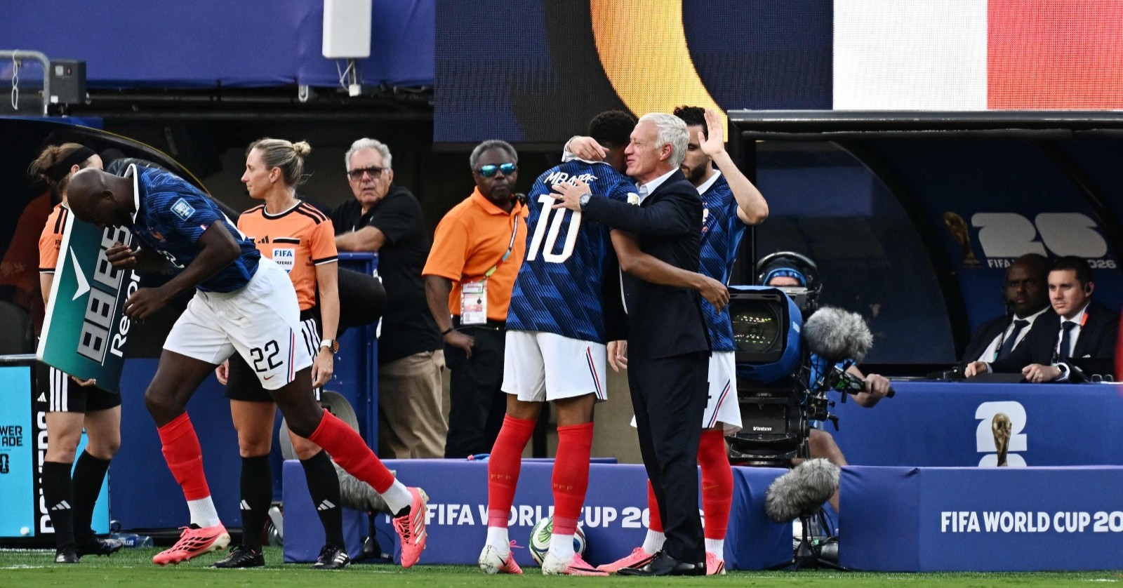 Kylian Mbappé und Didier Deschamps umarmen sich nach seinem Tor gegen Schweden.