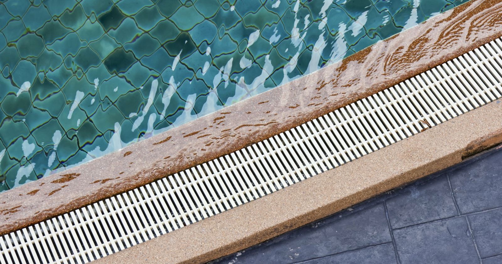 Ansicht eines Schwimmbeckens in einem Freibad
