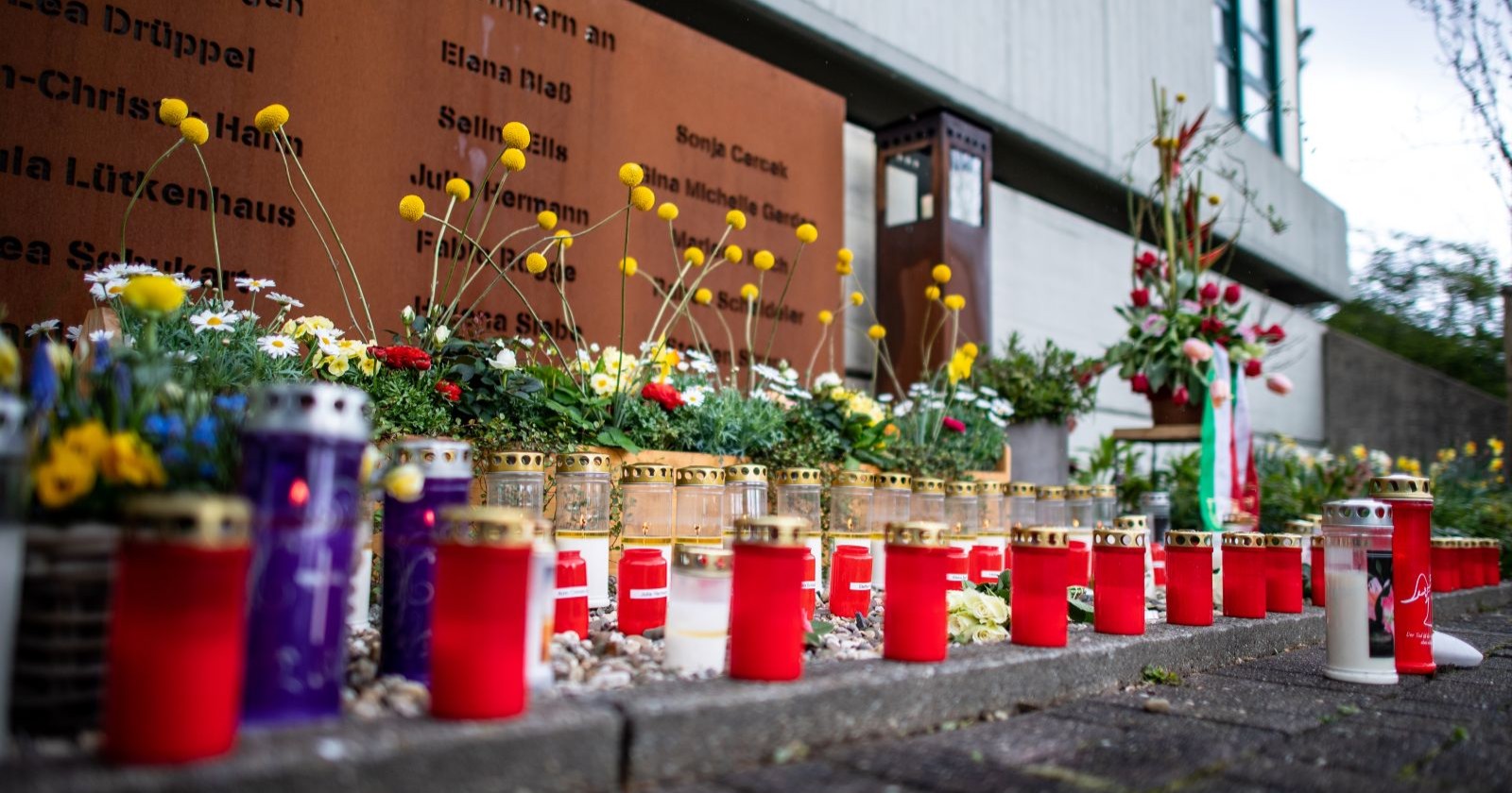 Gedenkstätte für die Opfer des Germanwings-Absturzes in den französischen Alpen mit Kerzen, Blumen und den Namen der 150 Todesopfer.