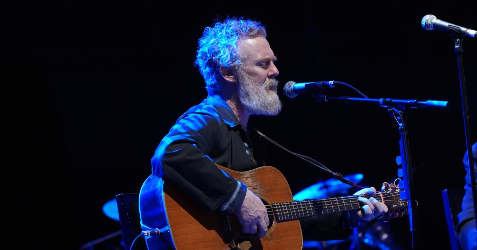 Der irische Singer-Songwriter Glen Hansard bei einem Live-Auftritt mit Gitarre auf der Bühne