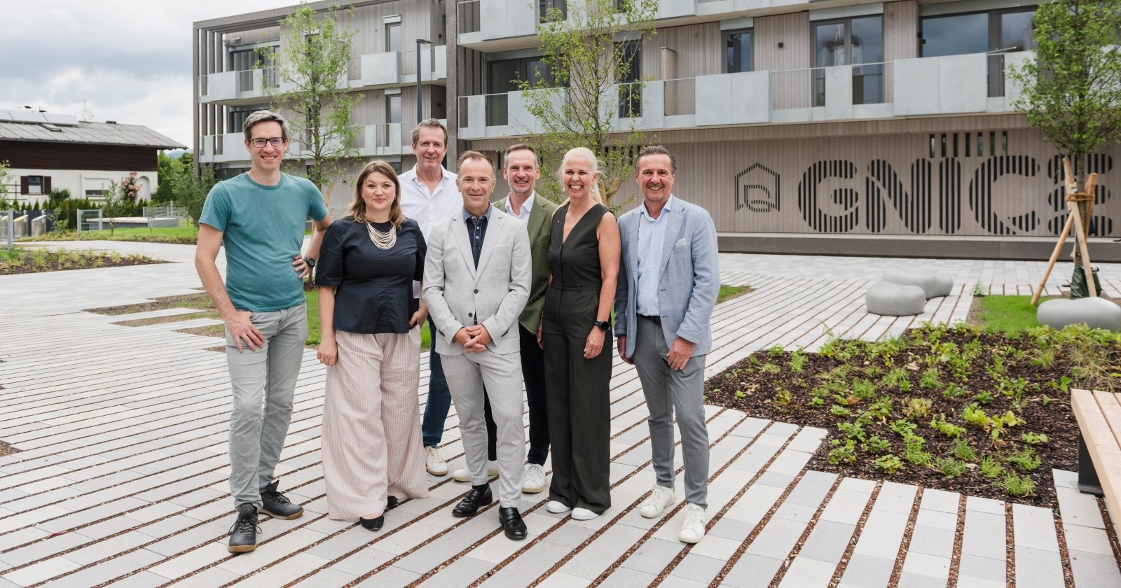 Bei der Eröffnung: Vizebürgermeister Kay-Michael Dankl, Stadträtin Anna Schiester, Stadtrat a.D. Johann Padutsch, Bürgermeister Bernhard Auinger, Dir. Michael Schober Heimat Österreich, Landtagsabgeordnete Nicole Leitner, Landesrat Wohnbau Martin Zauner (v. li.).