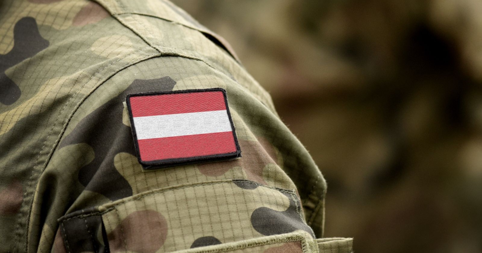 Bundesheer Soldat mit Österreich-Abzeichen auf Uniform bei militärischer Übung, Symbolbild für schweren Unfall mit Granate bei Schießübung in Judenburg