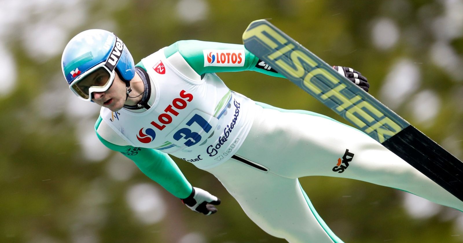 Grzegorz Miętus beim Skispringen im Flug mit Weltcup-Ausrüstung und Polen-Anzug