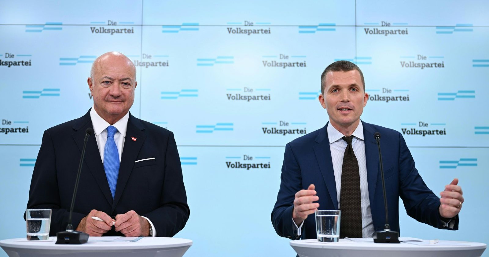 Markus Gstöttner neuer ÖVP Generalsekretär neben Bundeskanzler Christian Stocker bei Pressekonferenz der Volkspartei in Wien