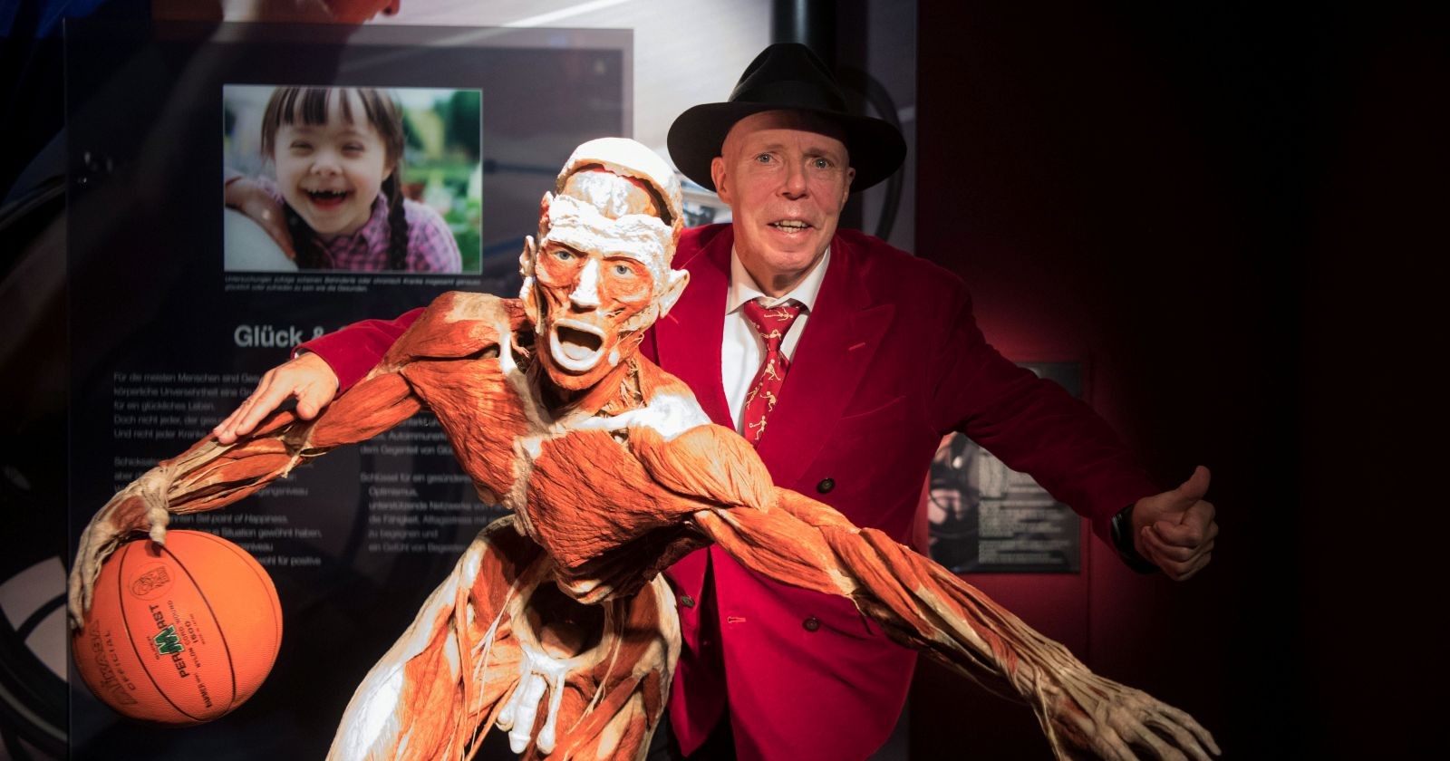 Gunther von Hagens posiert neben einem plastinierten menschlichen Körper in seiner weltbekannten „Körperwelten“-Ausstellung.