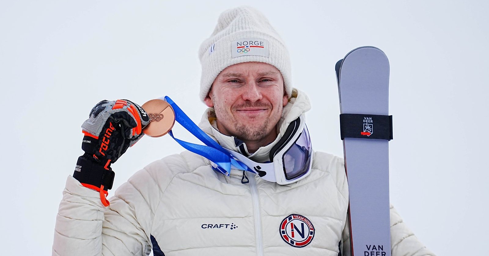 Henrik Kristoffersen bei der Siegerehrung mit Bronzemedaille – der norwegische Ski-Weltmeister lebt mit seiner Frau Tonje und den gemeinsamen Kindern in Salzburg.