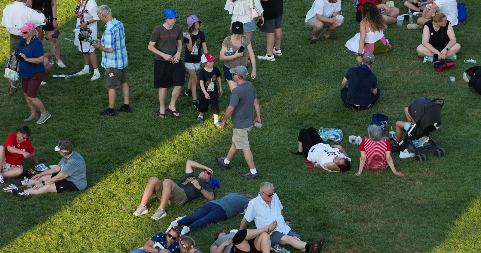 Menschen rasten in einem Park im Schatten.