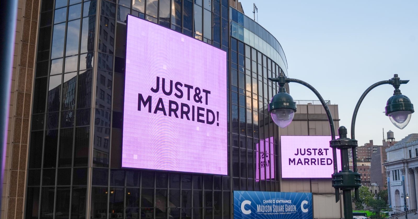 "Just Married"-Schriftzug vor dem Madison Square Garden.