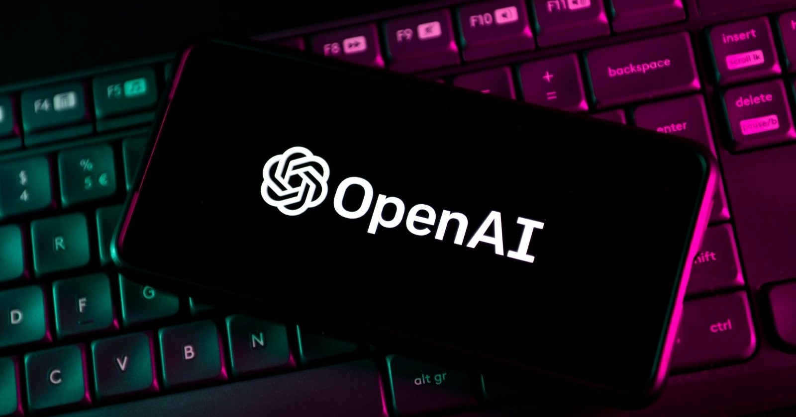 OpenAI Logo auf Smartphone vor beleuchteter Tastatur steht für KI-Ausbruch und autonomen Hackerangriff auf Hugging Face