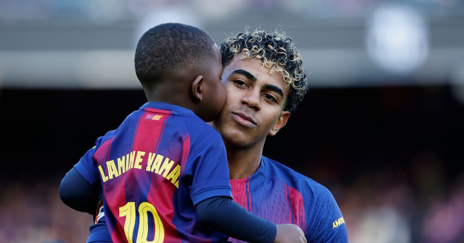 Lamine Yamal hält seinen Bruder Keyne im Arm – der kleine Fan im Spanien-Trikot wird bei der WM 2026 zum Publikumsliebling