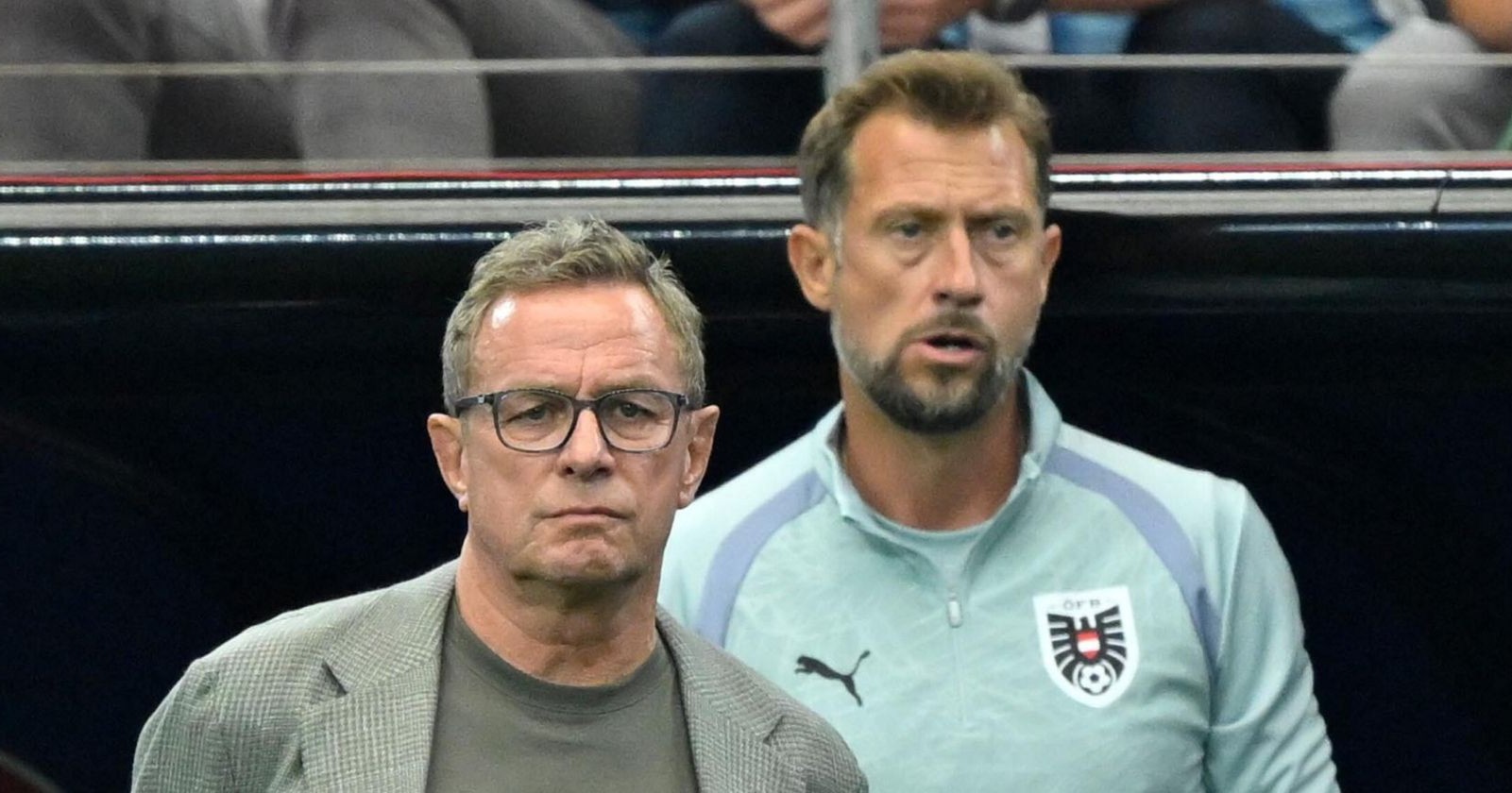 Lars Kornetka neben Ralf Rangnick beim ÖFB-Nationalteam während eines Spiels im Stadion