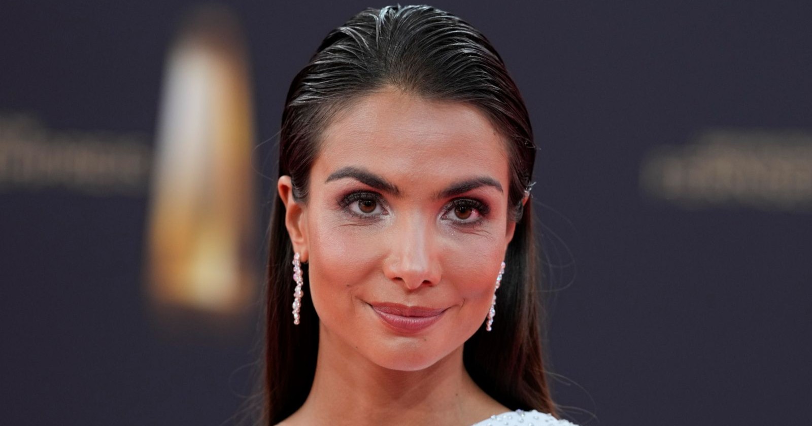 Lea Wagner lächelt in die Kamera während einer Gala-Veranstaltung