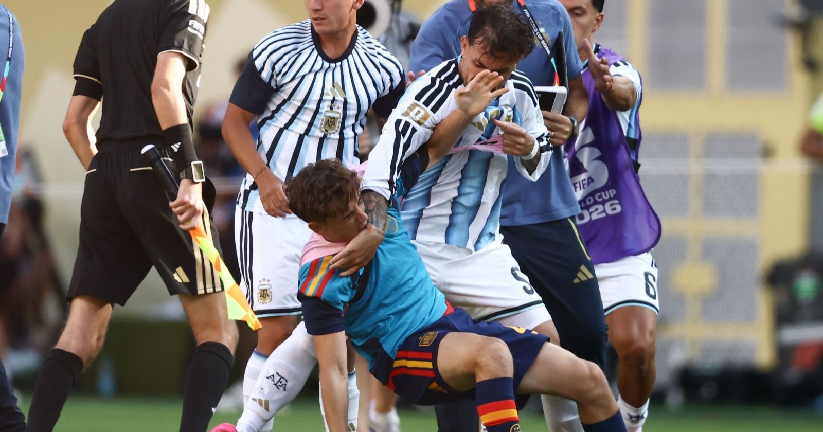 Leandro Paredes attackiert nach dem WM-Finale 2026 einen spanischen Spieler. Der Argentinien-Star sorgt nach der Niederlage gegen Spanien für einen Prügel-Eklat.