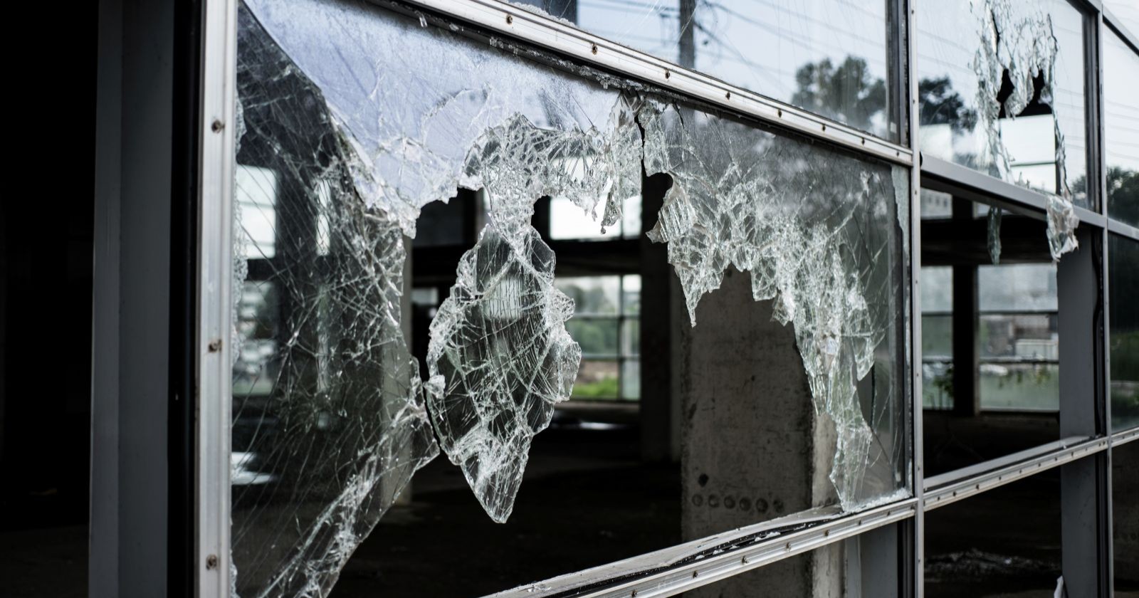 Beschädigte Glasfront eines Supermarktes