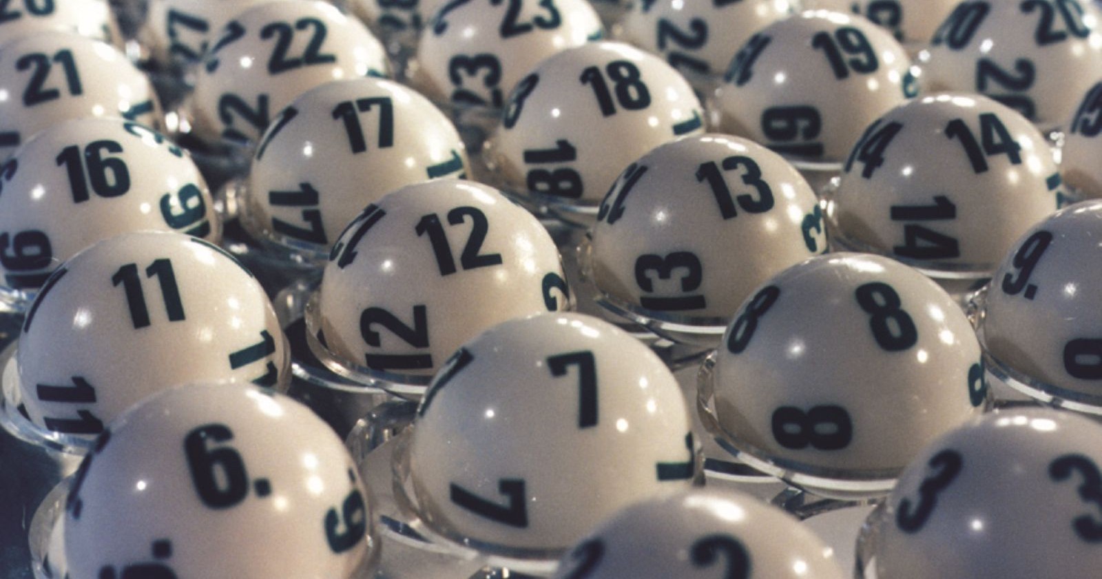 Lotto Kugeln mit Zahlen bei einer Ziehung, Nahaufnahme der Gewinnzahlen