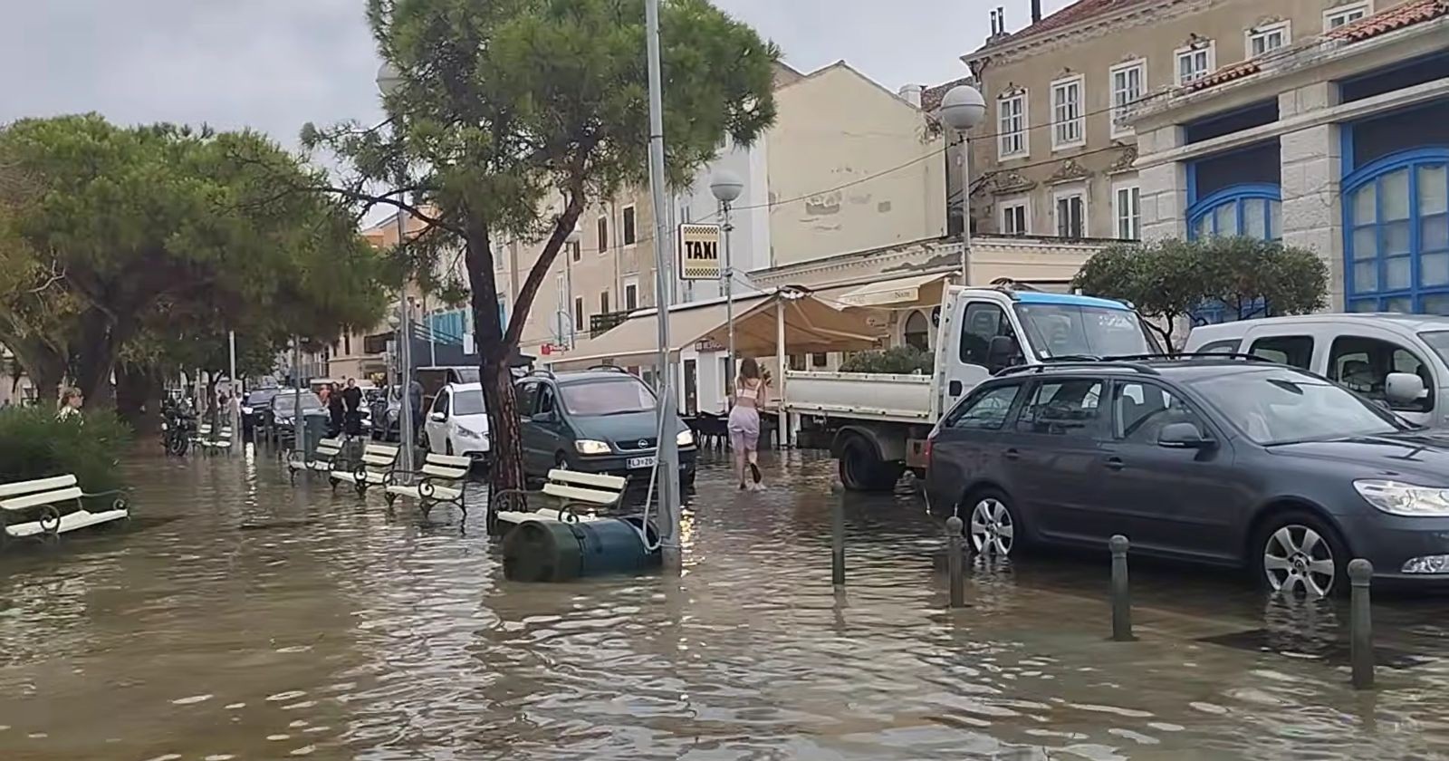 Aufnahme des von einem Unwetter überzogenen Ortes Mali Lošinj in Kroatien