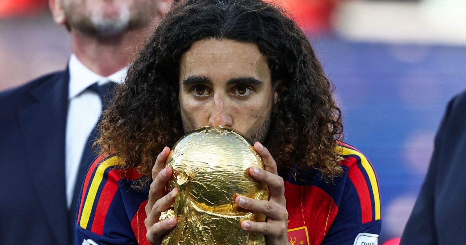 Marc Cucurella küsst nach dem WM-Finale 2026 den WM-Pokal und feiert mit Spanien den Weltmeistertitel nach dem Sieg gegen Argentinien.