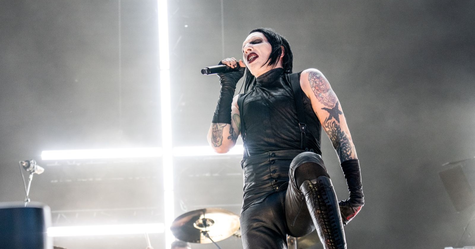 Marilyn Manson steht im Scheinwerferlicht auf der Bühne während einer Liveshow