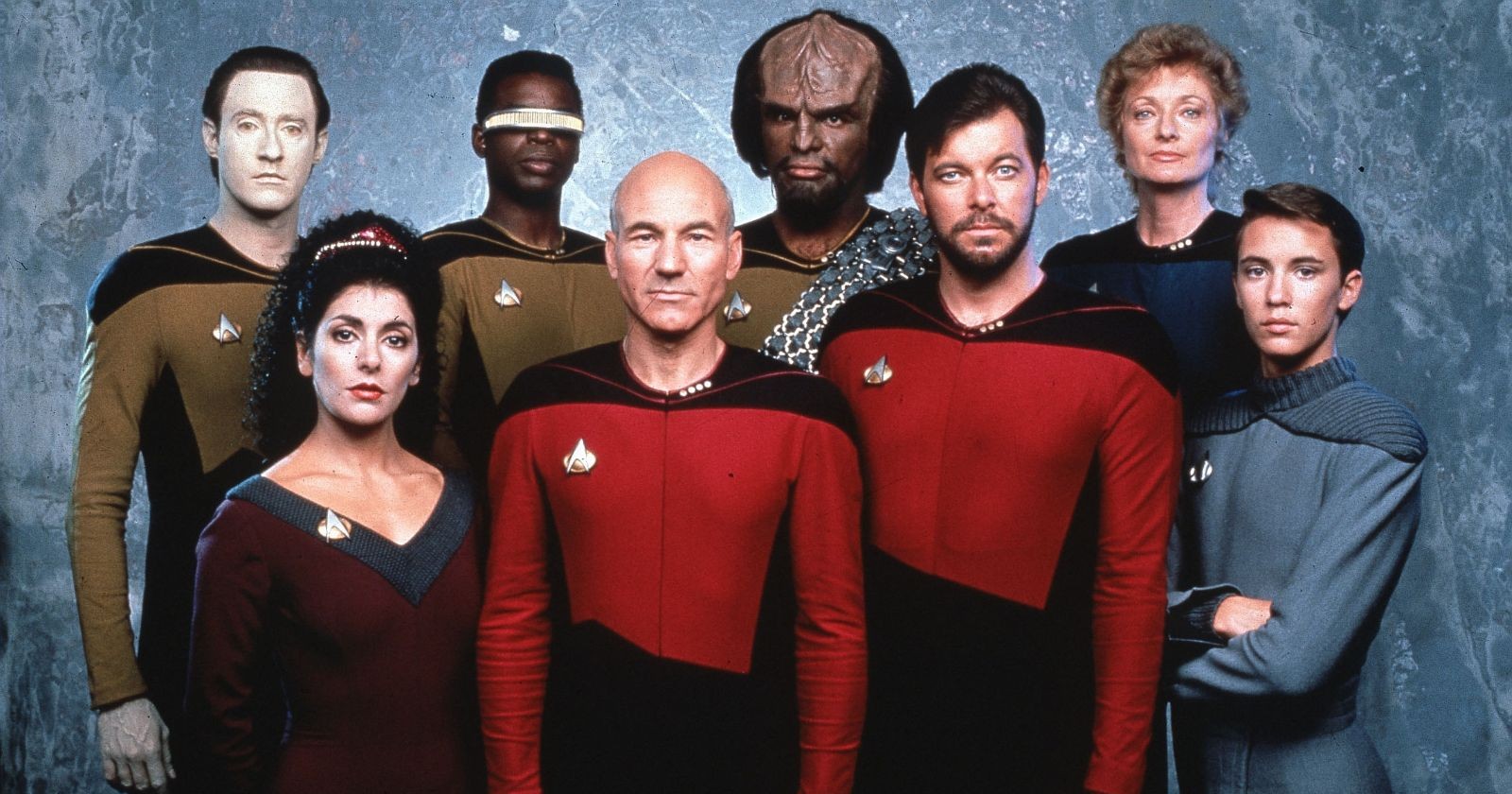 Marina Sirtis als Deanna Troi mit der Crew von Star Trek: The Next Generation. Die Schauspielerin kommt als Stargast zur Vienna Comic Con 2026 nach Wien.