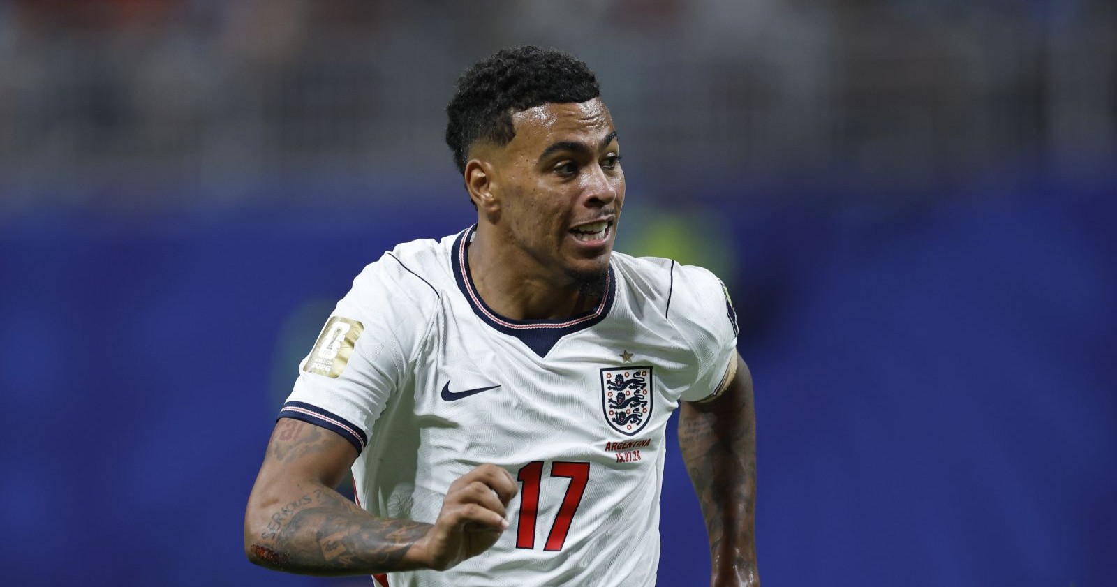 Morgan Rogers im England-Trikot während eines Spiels – der Nationalspieler steht vor seinem Wechsel zu Chelsea