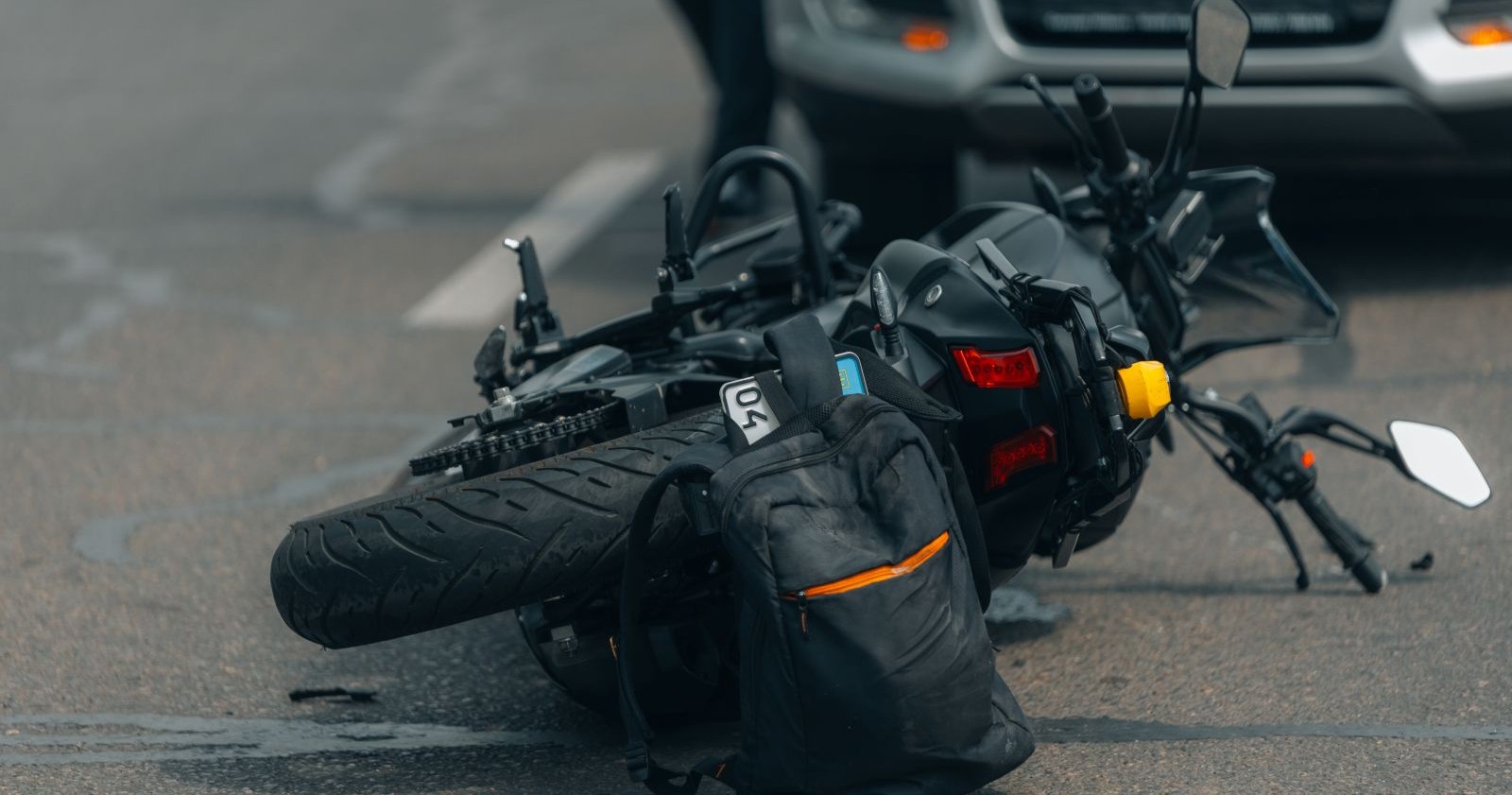 Ein Motorrad liegt nach einem Unfall auf einer Straße