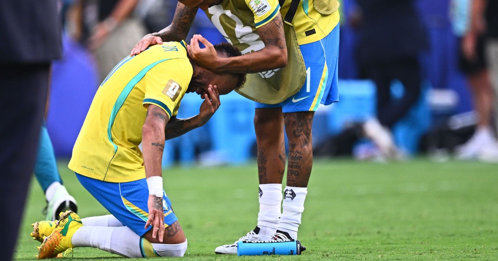 Neymar kniet nach Brasiliens WM-Aus 2026 weinend am Boden, während ein Mitspieler ihn tröstet – emotionaler Abschied des Rekordtorschützen.