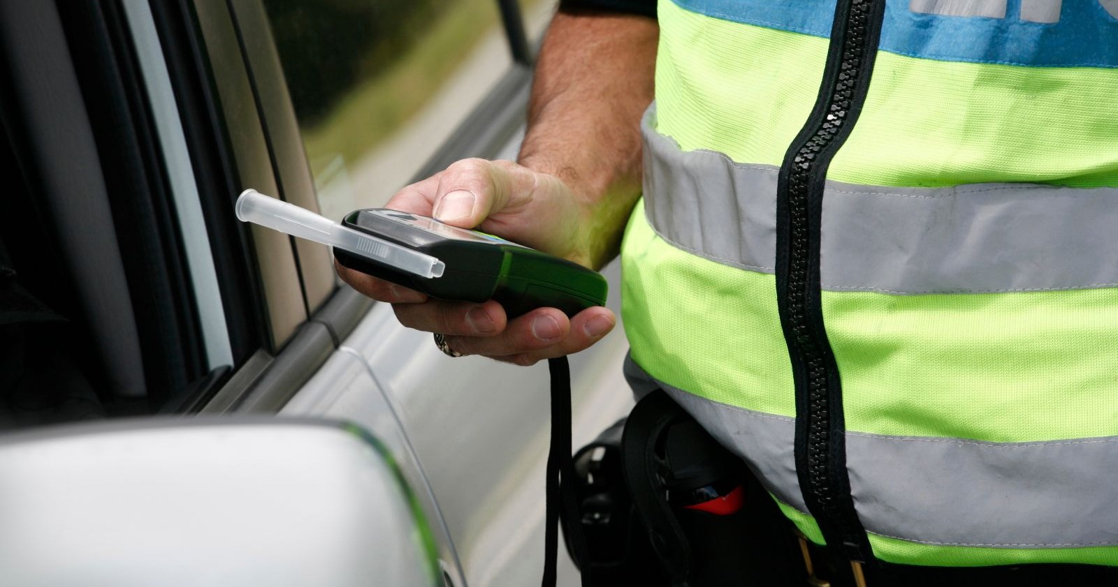 Polizeikontrolle bei einem Autofahrer.