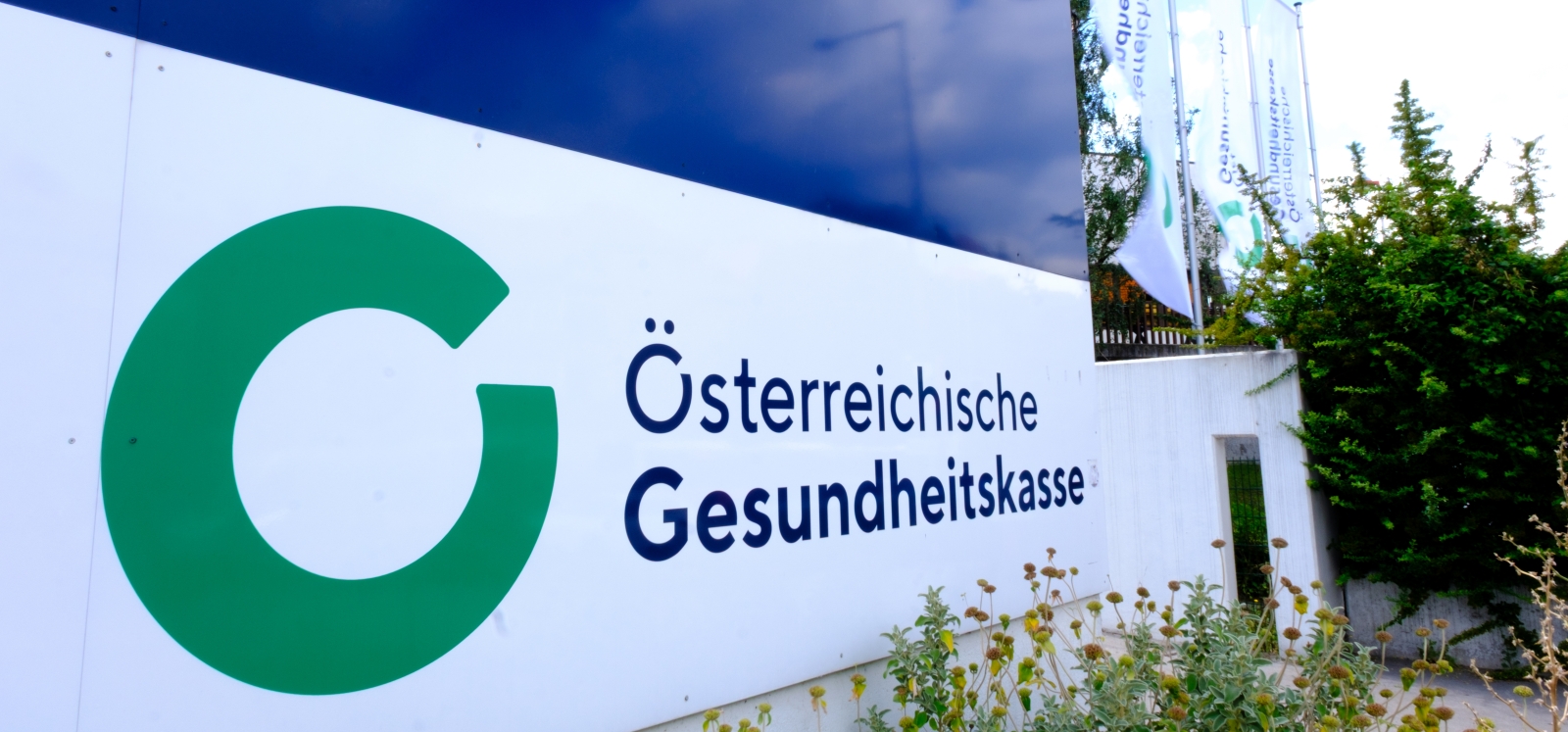 Logo der österreichischen Gesundheitskasse auf einem Gebäude als Symbol für neue Selbstbehalt-Rechnungen bei Krankentransporten in Österreich