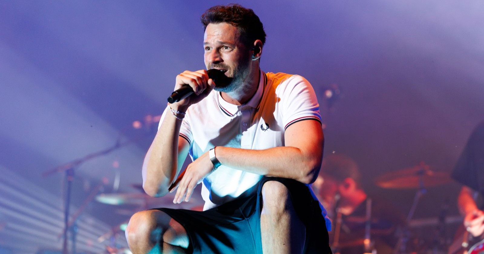 Paul Pizzera bei einem Live-Auftritt auf der Bühne. Der Musiker veröffentlicht mit AUT of ORDA den neuen Song „Nazis gegen Rechts“.