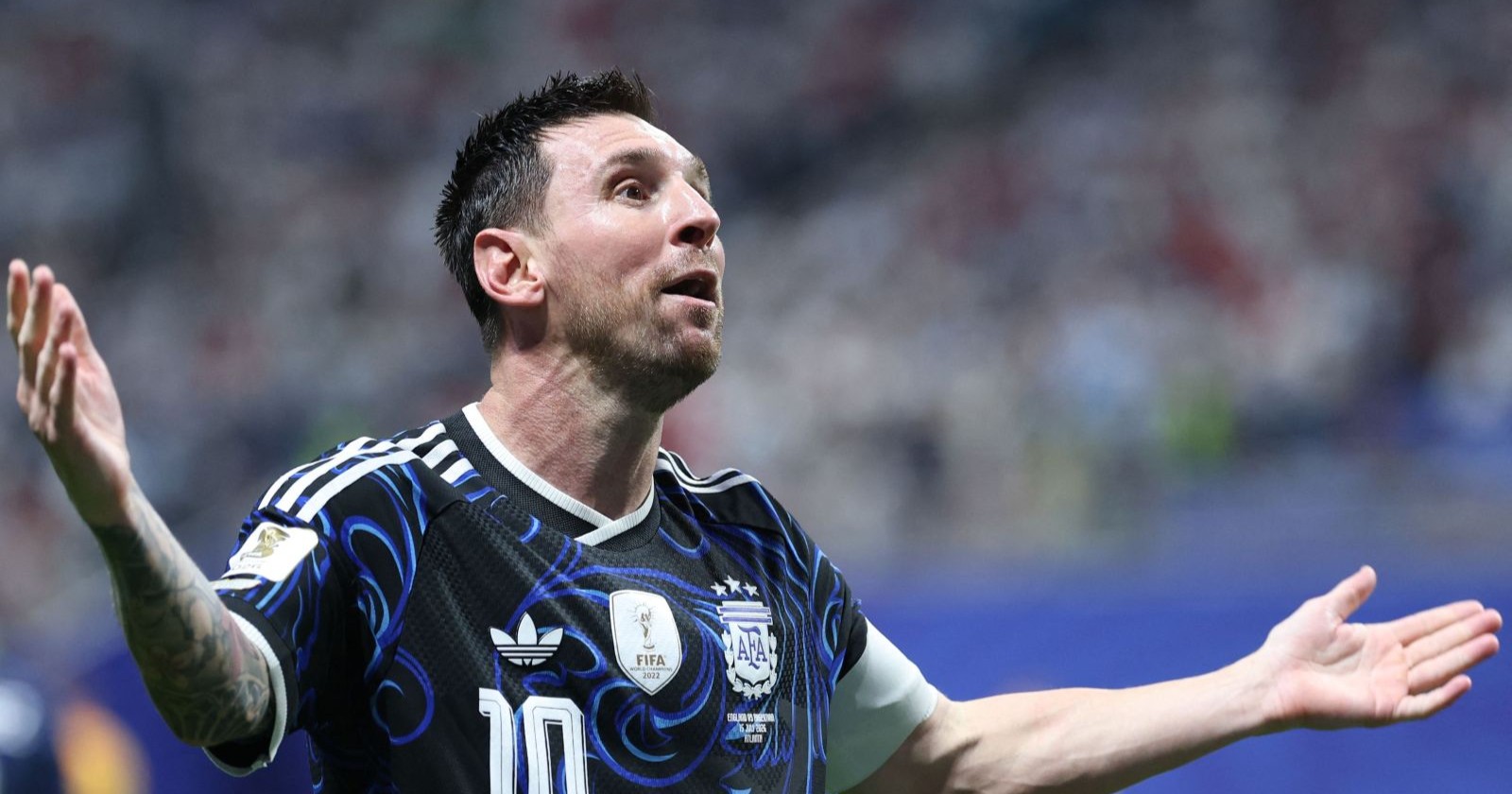 Petition Argentina WM: Lionel Messi reagiert während eines WM-Spiels für Argentinien mit ausgebreiteten Armen auf eine umstrittene Schiedsrichterentscheidung.