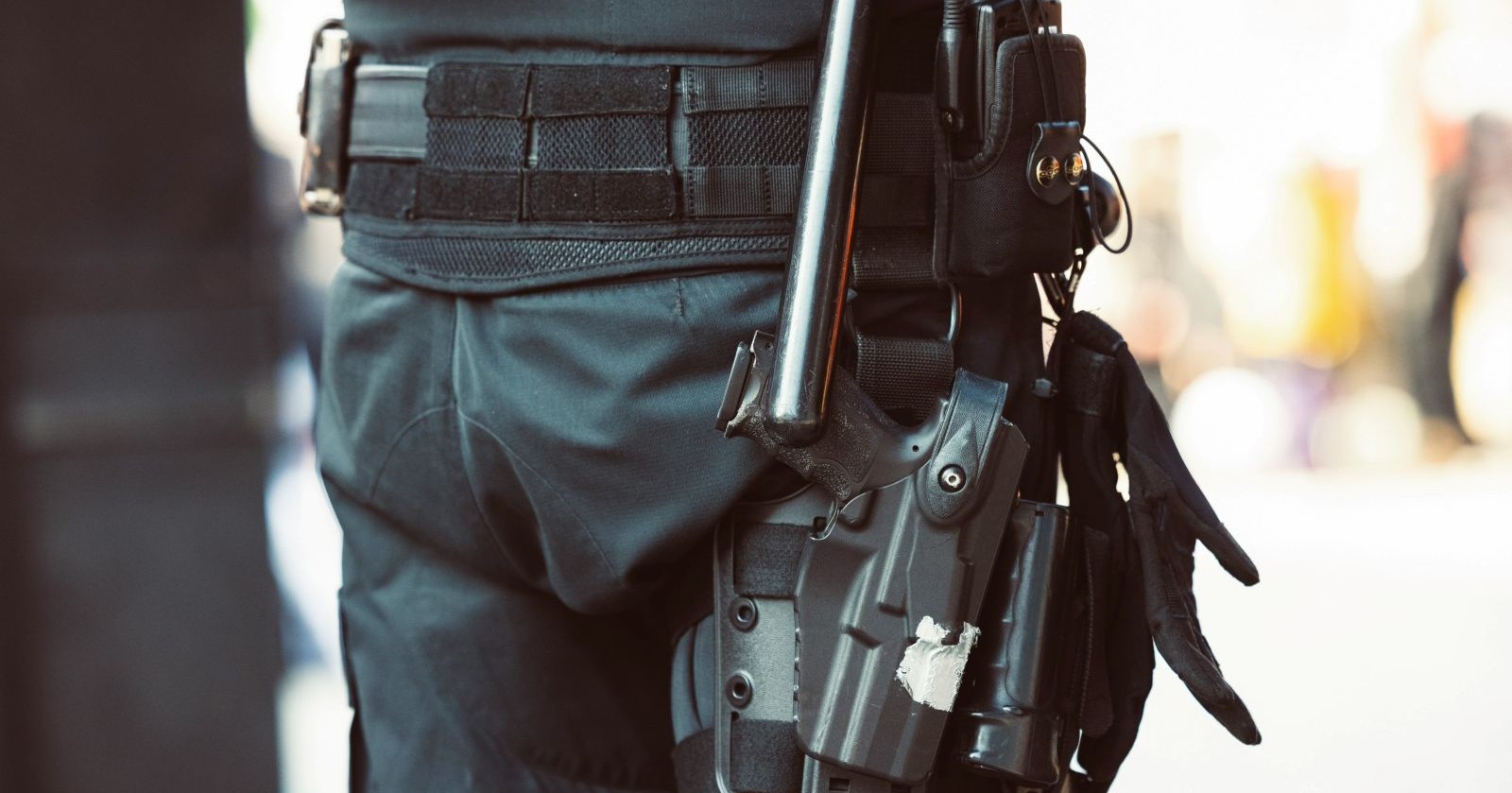 Polizist mit Einsatzgürtel und Schlagstock – Symbolbild zu einem tödlichen Polizeieinsatz in Bologna, bei dem ein 43-jähriger Mann nach einer Festnahme starb.