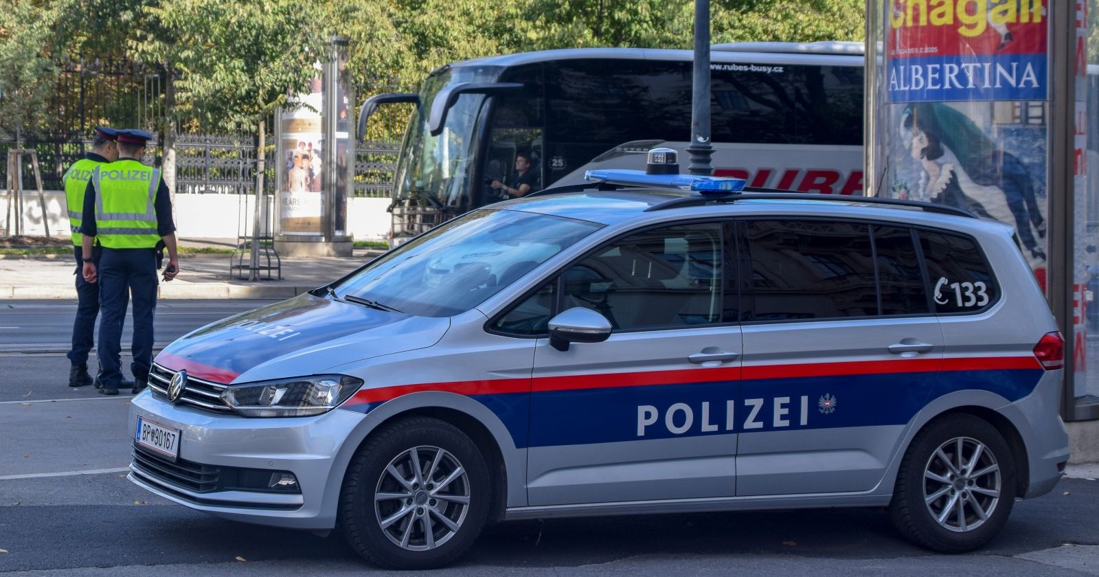 Polizeiauto und Beamte im Einsatz in Wien-Donaustadt nach tödlicher Prügelattacke mit festgenommenem Verdächtigen