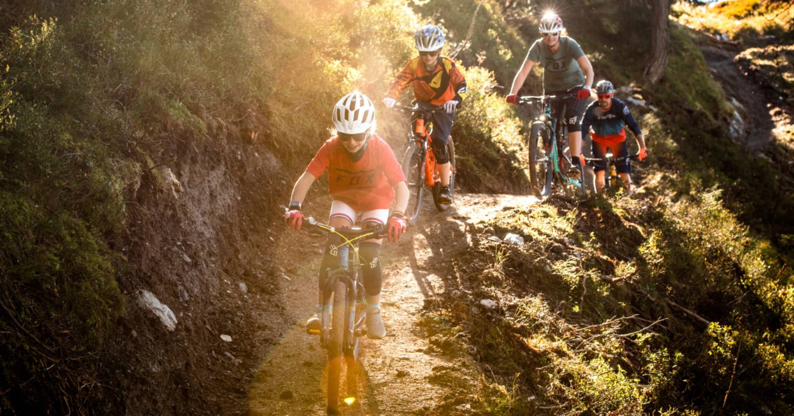 Mountainbiker beim Fahren durch den Wald | Credit: Reiteralm Bergbahnen